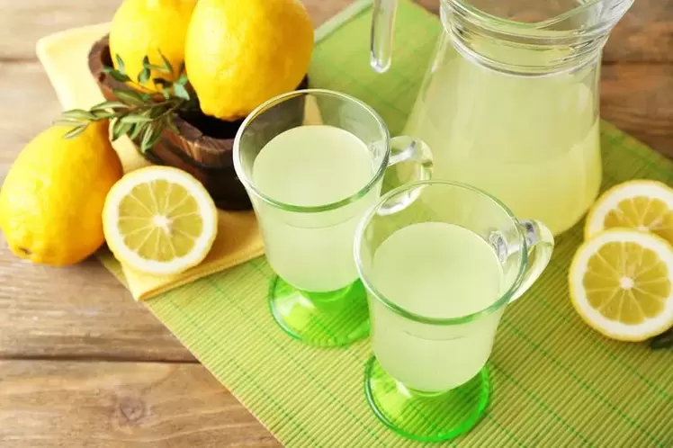Agua de limón para beber dietética