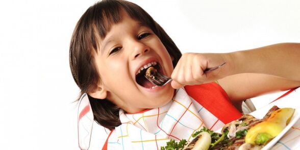 el niño come verduras durante una dieta con pancreatitis