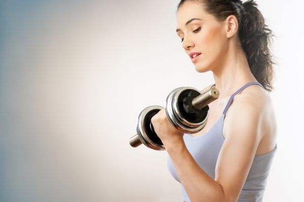 Los ejercicios físicos con mancuernas ayudan a perder peso 5 kg en 7 días